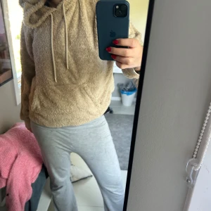 Huvtröja  - Skön huvtröja som är så mysig och fluffig, fint skick💓det står att det är storlek XL men den är mer som en M