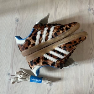 Adidas x Wales Bonner samba leopard - Adidas x Wales Bonner sambas av leopard-versionen Aldrig använda , har endast provat dem hemma men måste tyvärr sälja då de var för stora Utmärkt skick! Skickas med boxen som de kom i. Skriv för fler bilder🫶🏼
