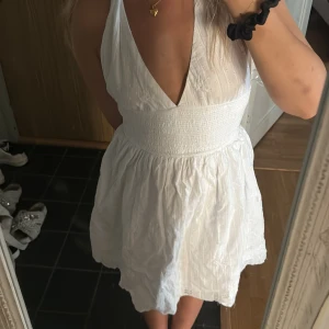 Söt klänning  - Säljer denna söta klänning från Zara🤍 Resår runt magen! Går att justera knytningen runt halsen I befintligt skick