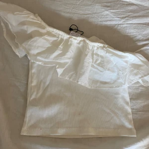 Vitt volang topp - Söt zara topp💕säljer för att den är för liten på mig. 