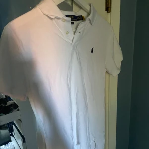 Ralphlauren pike - Säljer min ralplauren pike då den är förliten väldigt bra skick bara lite skrynklig på bilden. Inget fel med den