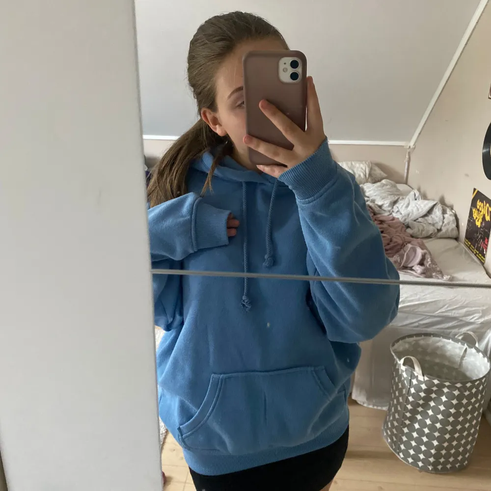 En fin Blå hoddie från Bikbok som har jätte fin passform och är som ny🩵🩵 Den är lite oversized i storleken! Skriv för frågor 🥰. Hoodies.