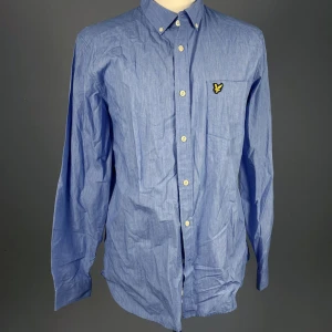 Lyle & Scott skjorta - Väl omhändertagen Lyle & Scott skjorta som hängt i garderoben för det mesta. Använd ett fåtal gånger 