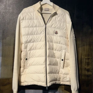 Moncler cardigan  - Tjena! Säljer nu min trendiga moncler cardigan som trender något extremt nu, jackan är köpt på NK Stockholm då tags och kvitto på jackan finns, skriv via funderingar 🙂