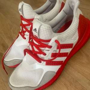 Adidas DNA Ultraboost X Lego löparskor  - Sällsynta adidas X Lego löparskor som är i perfekt skick och som knappt är använda. De är köpta från unisport för ett tag sen och de är nu svåra att få tag på. Perfekt till gym också.