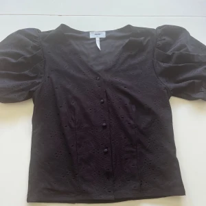 Svart blus - En jätte fin svart blus från object. Den saknar en knapp längst ner på tröjan där framme men stör inte alls.