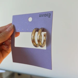 Örhängen - Lätta stora hoops från hm, helt oandvända