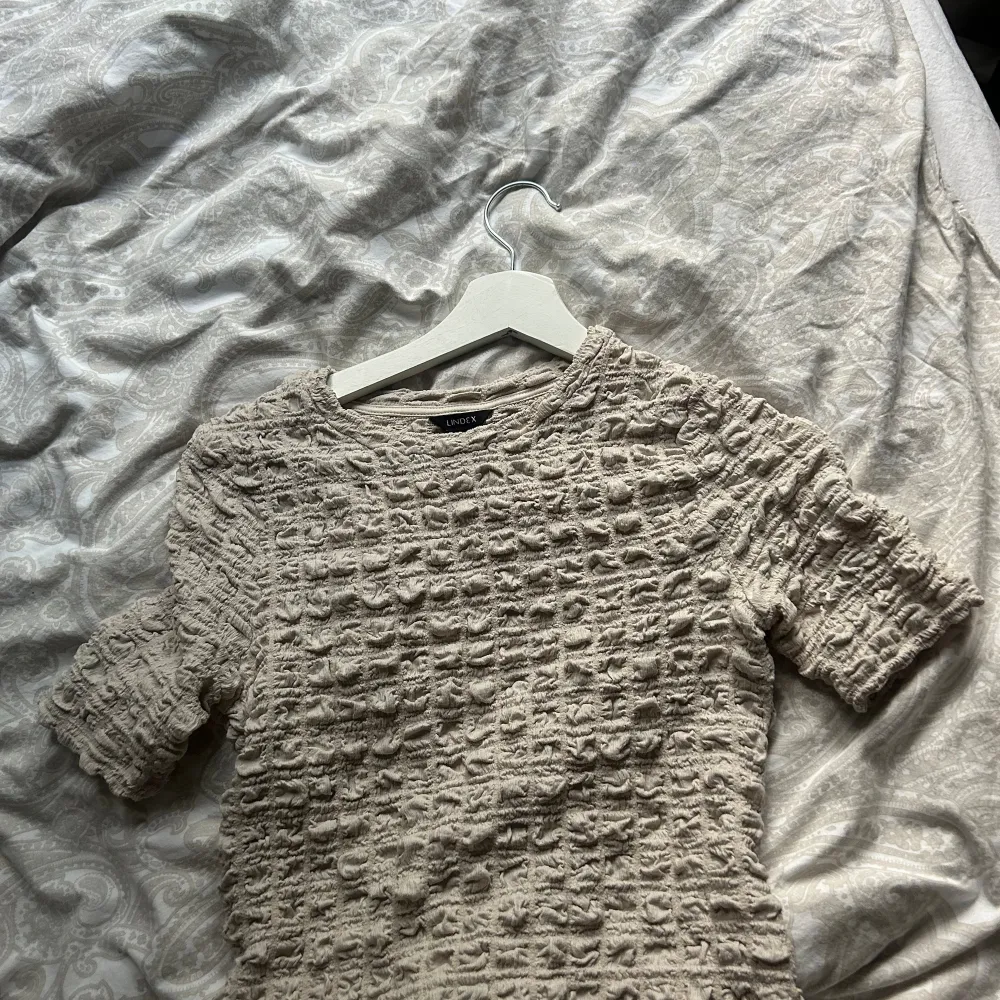 Super söt t-Shirt från Lindex med fint mönster och super skön, sparsamt använd och är i super fint skick . T-paidat.