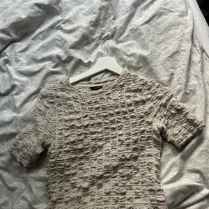 T-shirt från Lindex super söt - Super söt t-Shirt från Lindex med fint mönster och super skön, sparsamt använd och är i super fint skick 