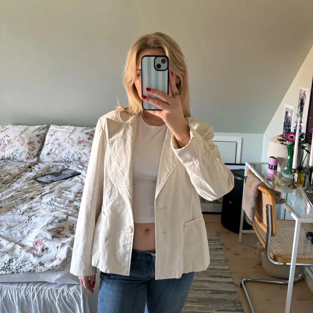 Snygg vit kavaj, perfekt till sommaren, vÄren och hösten. Köpt second hand men har knappt kommit till anvÀndning hos mig. Prisförslag? . Takit.