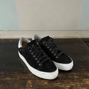 Svarta Sandays - Ett par svarta Sandays i riktigt bra skick, skriv om du har nån fråga 🔥🔥