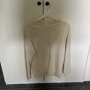 Krämvit hoddie  - Krämvit herr hoddie från Zara storlek m