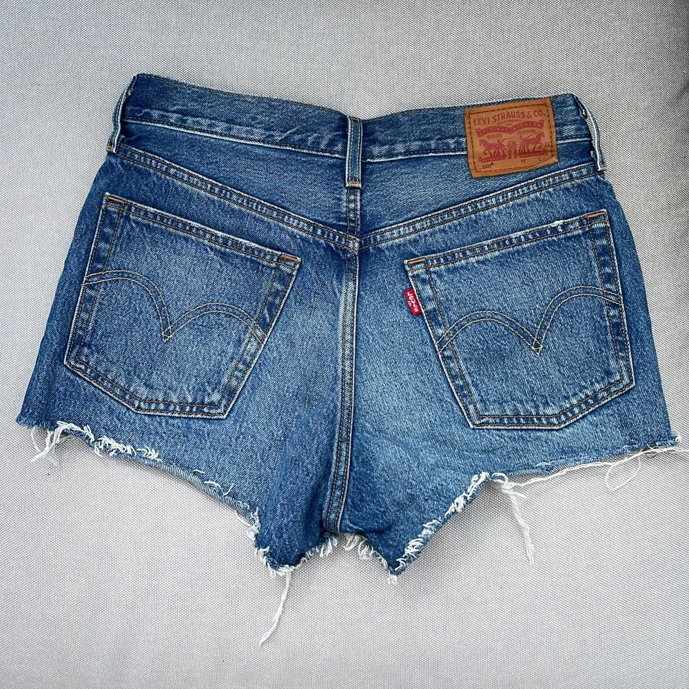 Levis jeansshorts i mycket fint skick, endast använda fåtal gånger. Storlek W26, jag skulle säga att de motsvarar storlek 34. Shorts.