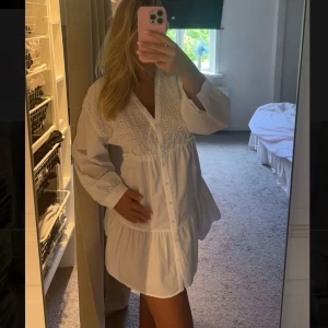 Klänning  - Säljer denna helt slutsålda klänning från Zara i storlek 38. Är inte använd en enda gång endast testad, så helt nytt skick! Säljer för 400 kr! ❣️