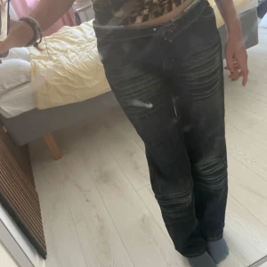 Y2k baggy jeans  - Säljer dessa baggy jeans i jättesnygg mörk färg. Det står ingen storlek i jeansen men skulle kanske säga att dem är en L eller M i baggy passform. Passar bra till mig som är 173 cm. Hör av dig frågor💕