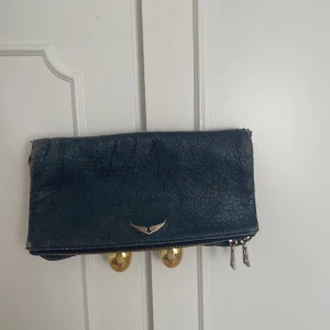 Zadig & Voltaire väska - Fin väska från Zadig, saknar tyvärr kedja. Marinblå 