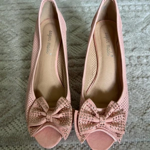 Jättesöta rosa klackar - Jätte söta rosa klackar men rosett framtill med ”diamanter”. Inköpta för något år sedan på loppis men aldrig använda av mig pga lite stora.