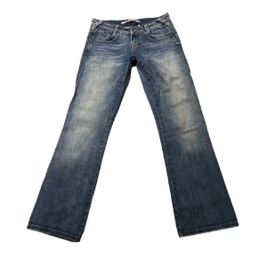 Lågmidjade jeans  - Blåa lågmidjade utsvängda jeans från only storlek eu 36, motsvarar xs/s, säljar pga passar inte. 