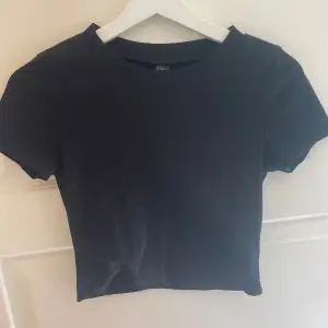 Storlek s, vanlig basic svart t-shirt. Sitter snyggt men har många liknande så kommer ej till användning!