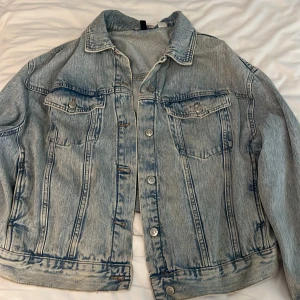 Jeansjacka  - En jeansjacka från hm som inte har kommit till så mycket användning   Ordinarie pris 400kr