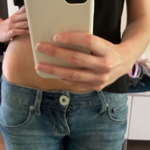 Guess långmidjade jeans  - Långmidjade guess jeans som har en straight fit och guess märke på bakfickan. Jag skulle säga att midjan är 26 eftersom jag brukar ha 26 till 27 och dom passar min midja. Om du vill ha mer info skriv bara❤️