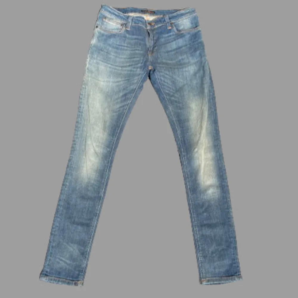 Säljer ett par feta ljusblå Nudie Jeans | modellen på byxorna är Skinny Lin (slimfit) | storlek 31/34 | skick 9/10 | knappt använda | dm:a oss gärna om ni har funderingar om byxorna 💯. Jeans & Byxor.