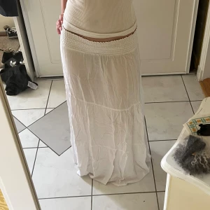 Low waist långkjol - Lågmidjad långkjol från lager 157 dom tyvärr inte kommit till användning. Endast använd en gång. Slutsåld på hemsidan 💞