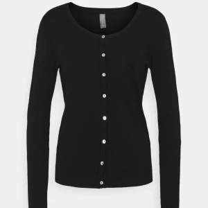 Kofta - Säljer denna superfina kofta, köpt på Zalando. Skick 9/10, nästan helt oanvänd🤍