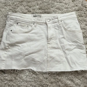 Vit jeans kjol  - En fin vit jeans kjol från Gina Tricot i storlek 38 säljer för att den inte kommer till andvänding längre!💗