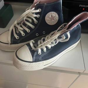 Converse - Denim platform Converse, köpte på footlocker förra året. Converse märket inne vid skosulan har suddats bort lite men det är inget som syns utanpå.