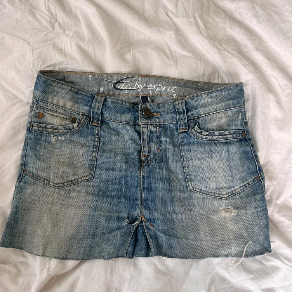 Snyggaste vintage jeanskjolen med fickor där bak. Verkligen supersnygg! Hör av er vid frågor💗. Kjolar.