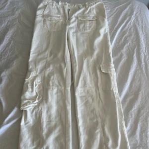 Vita cargobyxor - Vita snygga cargobyxor från brandy melville. Passar en XS/S och är i onesize. Aldrig använda och i nyskick. Snygg rak passform och är sköna o fina❤️pris kan diskuteras 