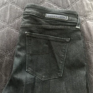 JACOB COHEN JEANS - Ett par riktigt feta, mörkblå Cohen Jeans i sjukt nice material. Jeansen sitter hyfsat slim fit. Passar från 165-175. Säljer då de inte passar och inte kommer till användning.