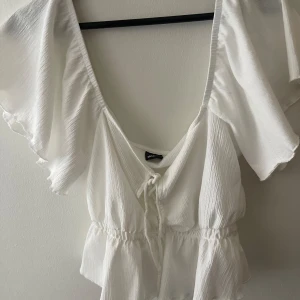 Vit topp från Gina Tricot i storlek M/L - Helt ny! Aldrig använd! 