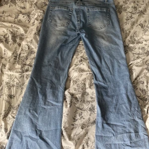 Bootcut lågmidjade jeans - Säljer mina lågmidjade jeans som jag tror är från gina💞storlek XS, väldigt bra skick knappt använda! 