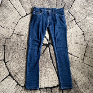 Nudie jeans - Säljer nu dessa slimfit nudie jeans i bra skick, hittar tyvärr inte storleken men kan mäta för er som är intresserade. skriv till mig för fler bilder eller frågor!