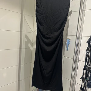 Soft Touch kjol  - Superfin kjol från Gina Tricot. Använd en gång, men annars som ny!!  Höft o ner: 98 cm  Midja, rakt över: 34 cm  