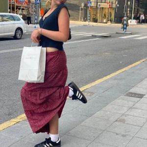 Brandy Melville kjol   - En röd, blommig Brandy Melville kjol i väldigt gott skick. Har används runt 5 gånger. ❗️PRIS SÄNKT FRÅN 200kr TILL 150kr❗️