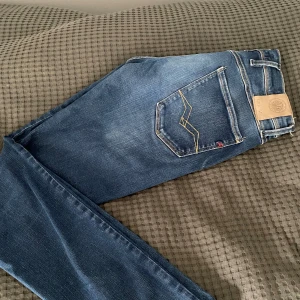 Replay anbass hyperflex  - Säljer nu ett par Replay anbass hyperflex jeans i storlek W28 L32. Skick 9/10. Pris 499 kr. 