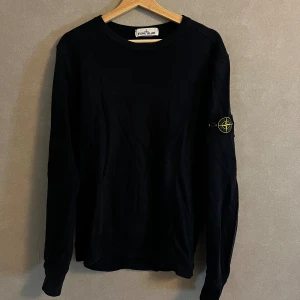 Stone Island crew neck  - Mörkblå Stone Island tröja i storlek M. Skick 6/10 inga skador endast använd.
