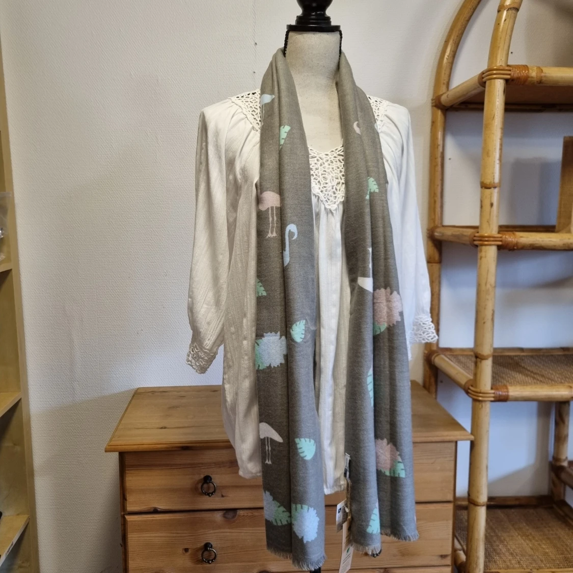 Grå halsduk med flamingomönster - 91