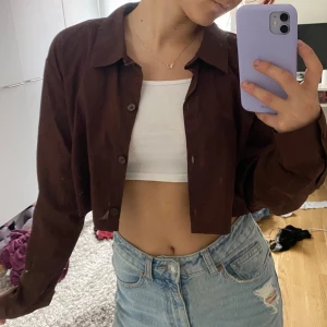 Cropped Shirt - Pris kan prutas. Jag är 160cm för referens.