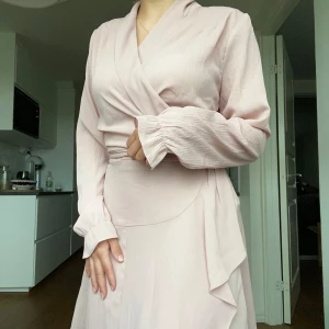 Rosa justerbar klänning - En jätte fin mjuk rosa färgad Neo Noir klänning. Volang detaljer. Skön och luftig att bära. Har justerbara band så man kan knyta den som man vill. Original pris 899kr. 