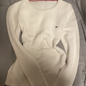 Tommy hilfiger tröja - Så fin tommy hilfiger tröja har tyvärr klippt bort lappen men den passar mig som är xs-s, nästan helt oanvänd!