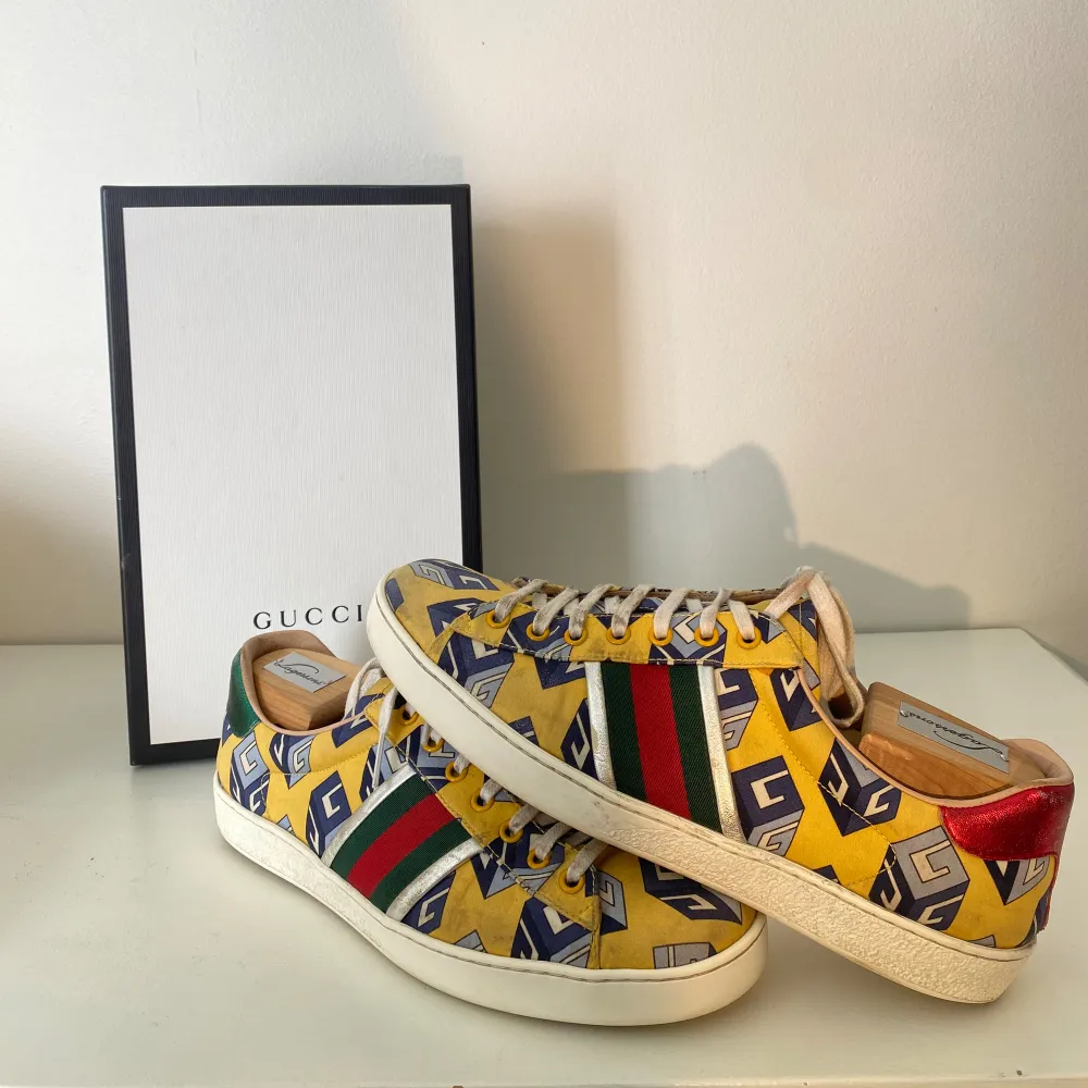 Hej, säljer ett par riktigt coola Gucci sneakers. Unika och sällsynta. Utstickande med snyggt och klassiskt GG mönster. Nypris över 7000kr. Box medkommer. Storlek 43. Använda men i fint skick. Pris kan diskuteras. Hör av dig i DM! . Skor.