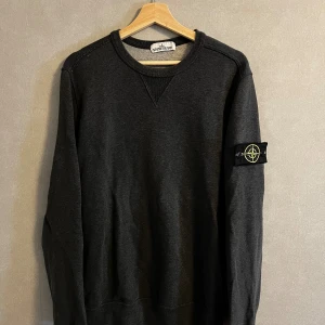 Stone Island tröja - Mörkgrå Stone Island tröja i storlek M. Skick 7/10 inga skador endast använd. 