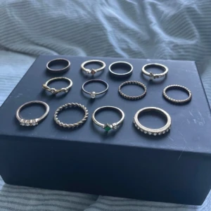 Guldfärgade ringar - Alla 12 för 20kr eller gratis vid köp av en annan vara!☺️ Tolv olika guldfärgade ringar från ur&penn, KappAhl och pieces. Många har tappat lite färg men är fortfarande användbara💗 