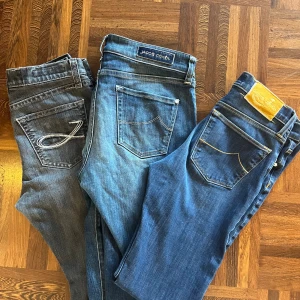 Jacob Cohen Bulk 3x - Säljer nu dessa Jacob Cohën jeansen i en bulk. Kan även säljas enskilt. Till vänster är 27W mitten är W30 och höger är 25W. Alla jeansen är väldigt bra skick 🤙 Skriv vid frågor och funderingar 🙏