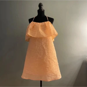 Volang klänning - En jättefin orange/peach volangklänning. Den är ganska pösig så passade inte mig i smaken🧡