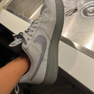 Säljer ett par grå air force 1 - Jag har använt dem ungefär 5 gånger och har haft dem länge väldigt bra kvalitet 